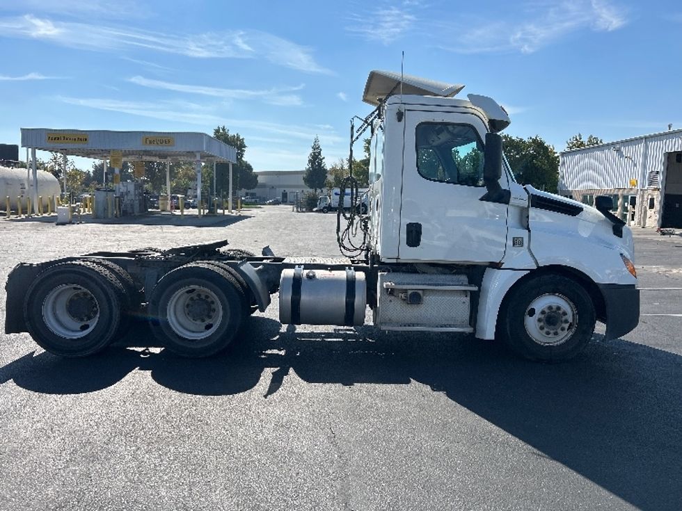Day Cab Tractor-Heavy Duty Tractors-Freightliner-2019-T12664ST-Ceres-CA-438,830\n\t\tmiles-$ 43,000 - Image 8