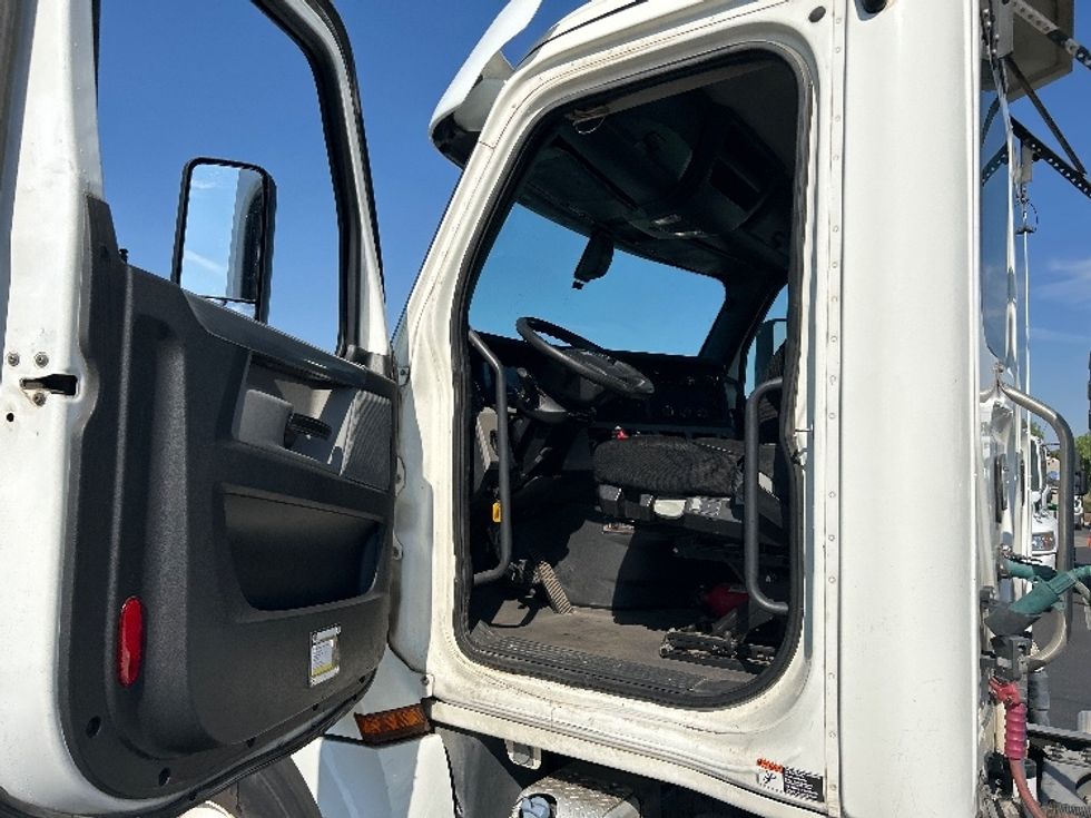 Day Cab Tractor-Heavy Duty Tractors-Freightliner-2019-T12664ST-Ceres-CA-438,830\n\t\tmiles-$ 43,000 - Image 9