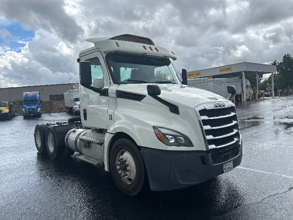 Day Cab Tractor-Heavy Duty Tractors-Freightliner-2019-T12664ST-Ceres-CA-451,377\n\t\tmiles-$ 42,250 - Image 1