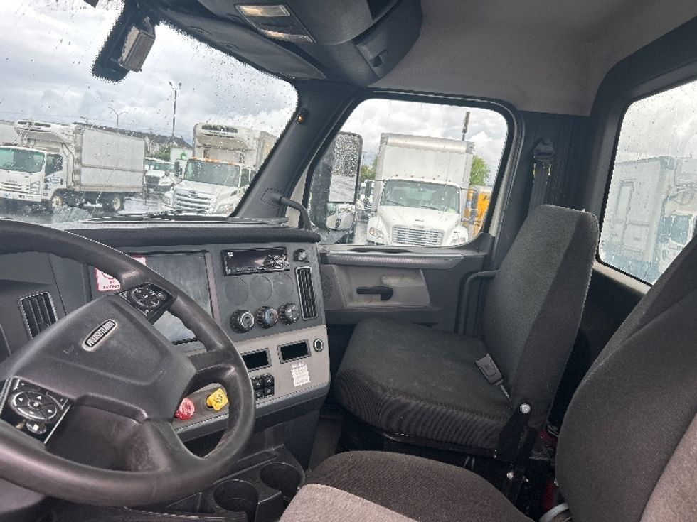 Day Cab Tractor-Heavy Duty Tractors-Freightliner-2019-T12664ST-Ceres-CA-451,377\n\t\tmiles-$ 42,250 - Image 10