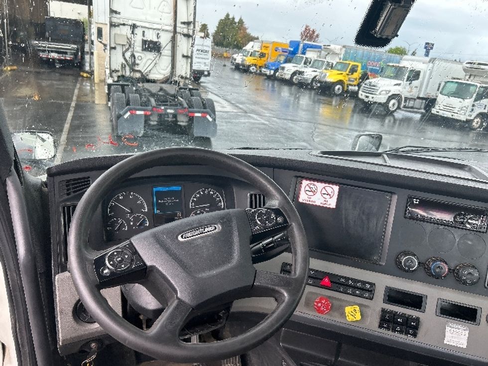 Day Cab Tractor-Heavy Duty Tractors-Freightliner-2019-T12664ST-Ceres-CA-451,377\n\t\tmiles-$ 42,250 - Image 11