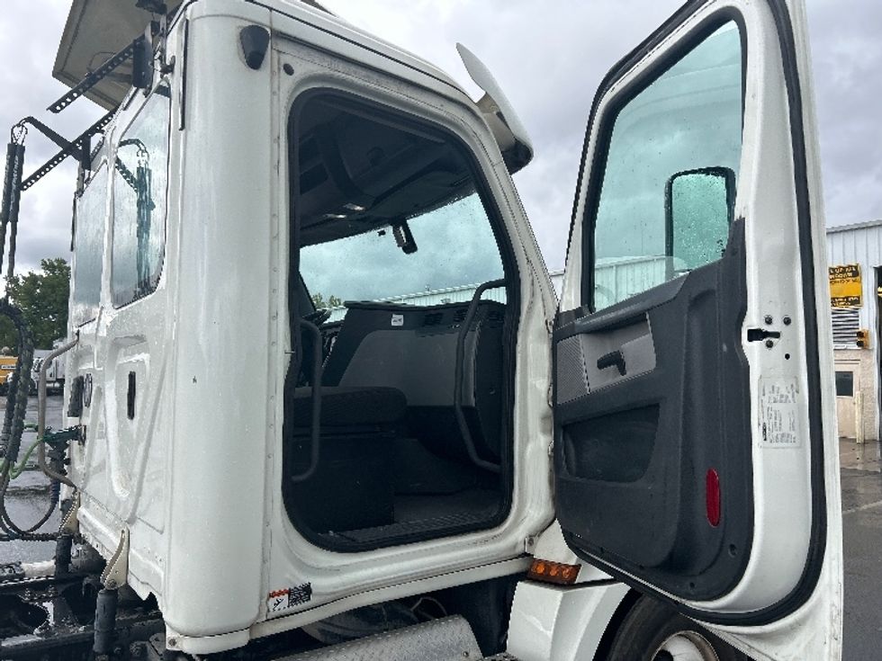 Day Cab Tractor-Heavy Duty Tractors-Freightliner-2019-T12664ST-Ceres-CA-451,377\n\t\tmiles-$ 42,250 - Image 12