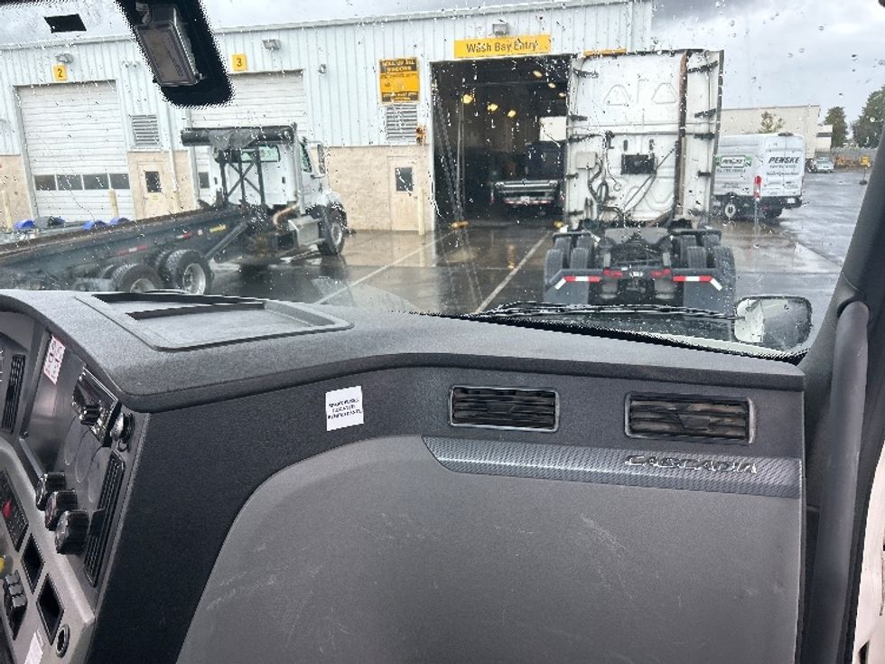 Day Cab Tractor-Heavy Duty Tractors-Freightliner-2019-T12664ST-Ceres-CA-451,377\n\t\tmiles-$ 42,250 - Image 13