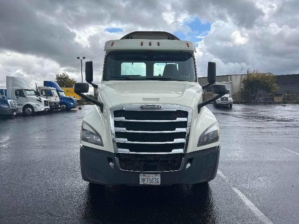 2019 Freightliner Cascadia 126" Day cab photo 2