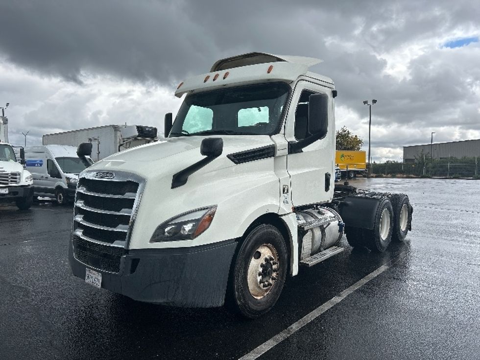 2019 Freightliner Cascadia 126" Day cab photo 3