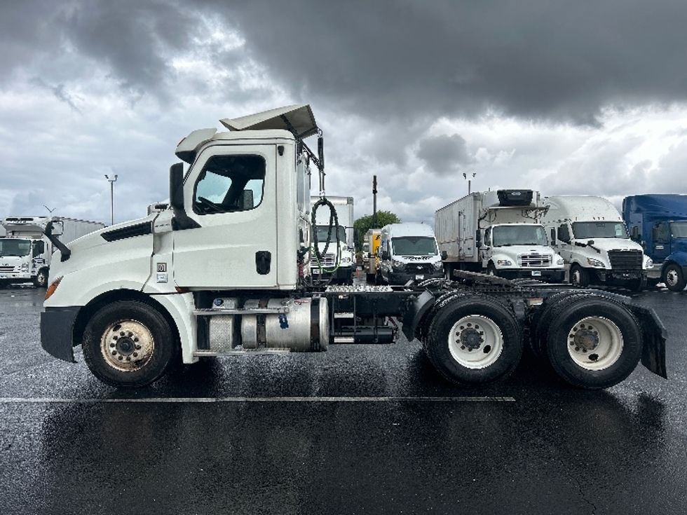 2019 Freightliner Cascadia 126" Day cab photo 4