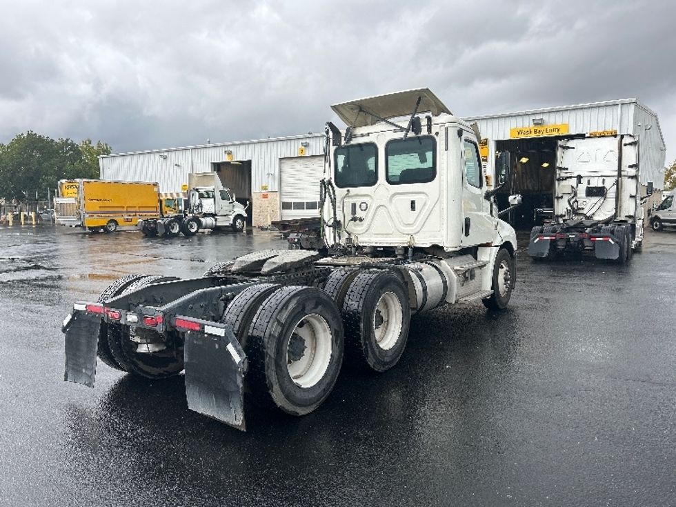 Day Cab Tractor-Heavy Duty Tractors-Freightliner-2019-T12664ST-Ceres-CA-451,377\n\t\tmiles-$ 42,250 - Image 7