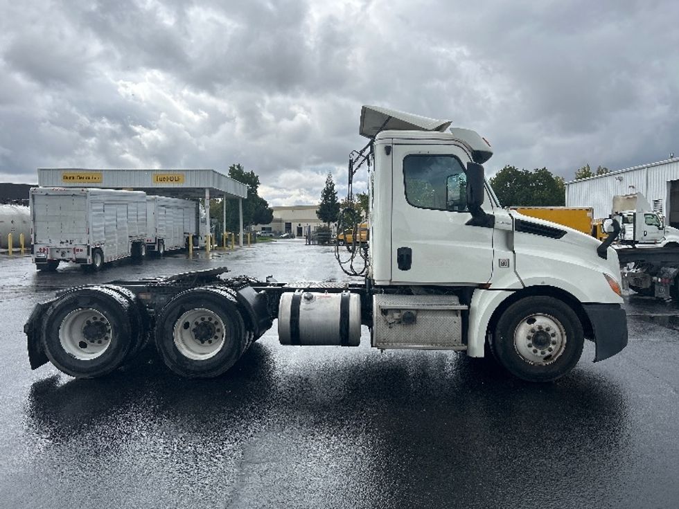 Day Cab Tractor-Heavy Duty Tractors-Freightliner-2019-T12664ST-Ceres-CA-451,377\n\t\tmiles-$ 42,250 - Image 8