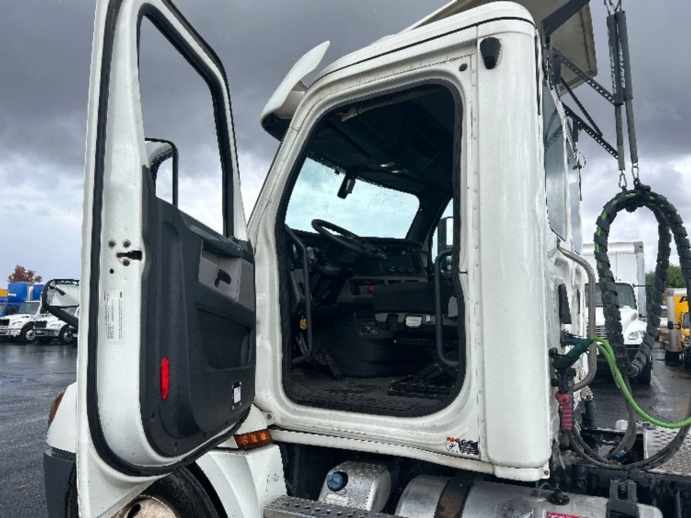 Day Cab Tractor-Heavy Duty Tractors-Freightliner-2019-T12664ST-Ceres-CA-451,377\n\t\tmiles-$ 42,250 - Image 9