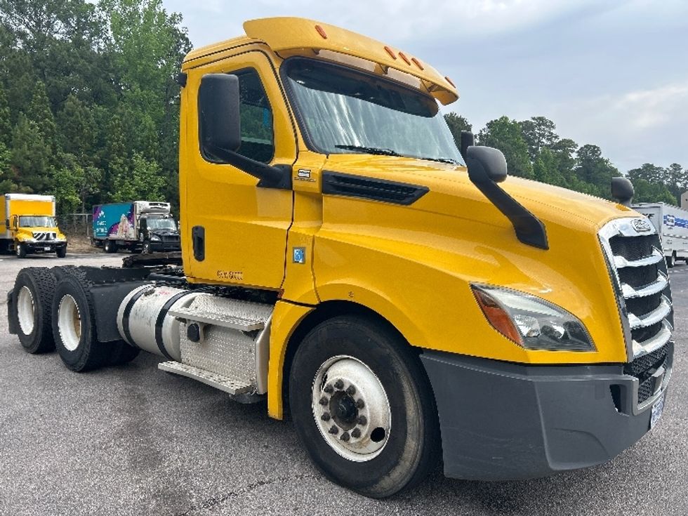 Day Cab Tractor-Heavy Duty Tractors-Freightliner-2019-T12664ST-Charlotte-NC-140,090\n\t\tmiles-$ 71,000 - Image 1