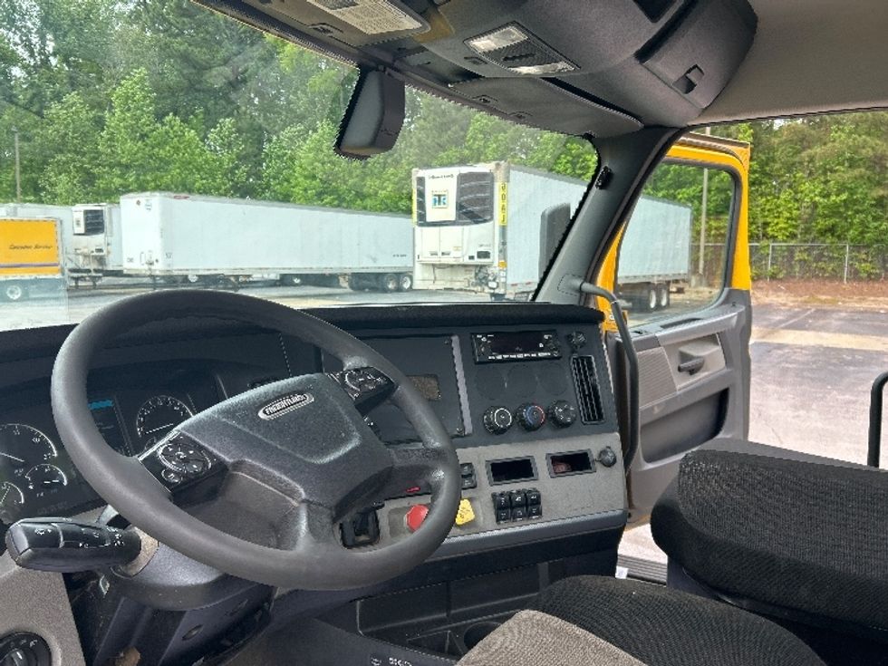 Day Cab Tractor-Heavy Duty Tractors-Freightliner-2019-T12664ST-Charlotte-NC-140,090\n\t\tmiles-$ 71,000 - Image 10