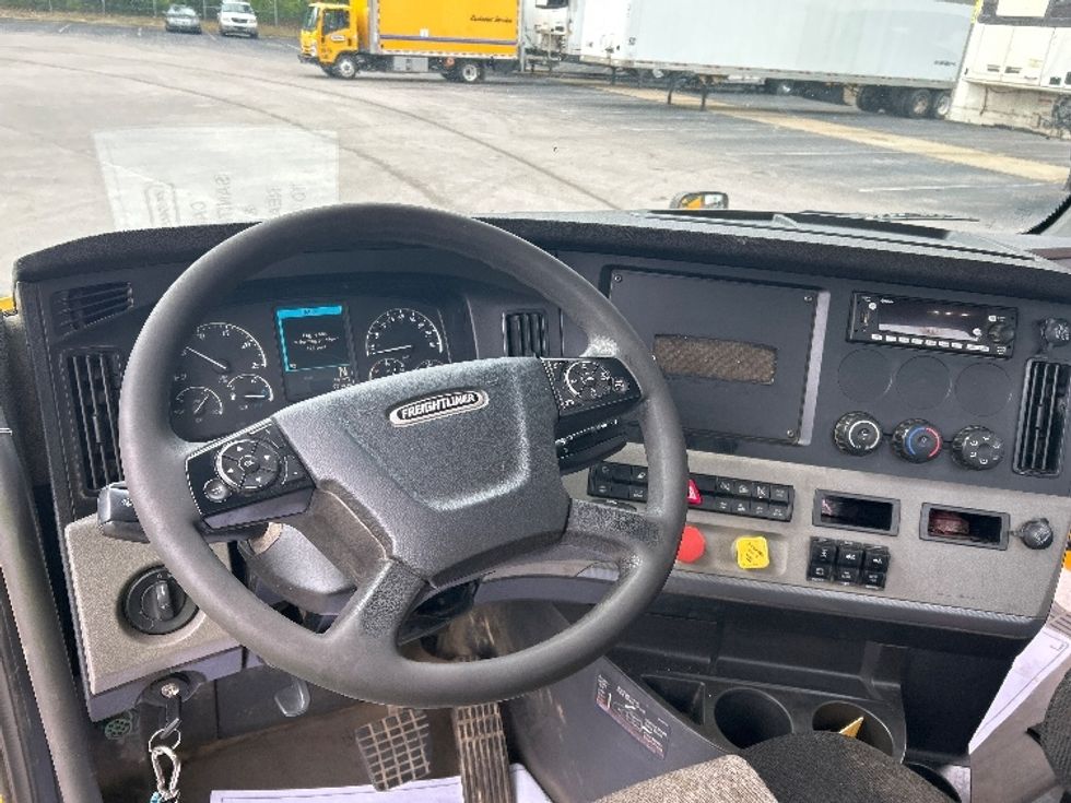 Day Cab Tractor-Heavy Duty Tractors-Freightliner-2019-T12664ST-Charlotte-NC-140,090\n\t\tmiles-$ 71,000 - Image 11