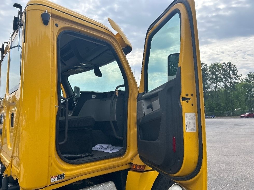 Day Cab Tractor-Heavy Duty Tractors-Freightliner-2019-T12664ST-Charlotte-NC-140,090\n\t\tmiles-$ 71,000 - Image 12