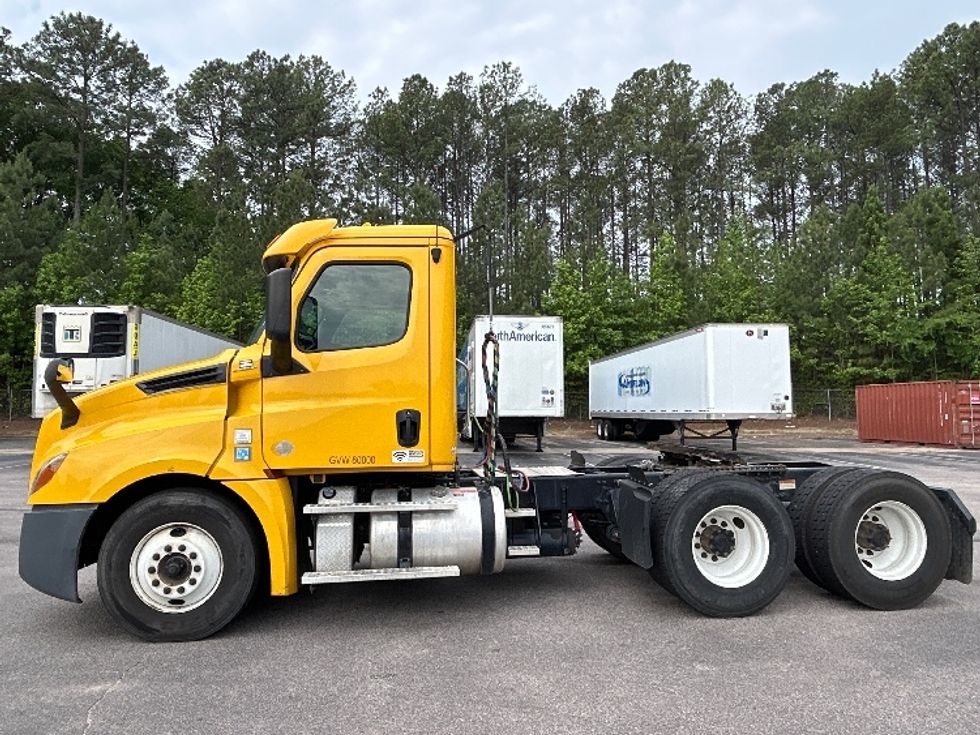 Day Cab Tractor-Heavy Duty Tractors-Freightliner-2019-T12664ST-Charlotte-NC-140,090\n\t\tmiles-$ 71,000 - Image 4