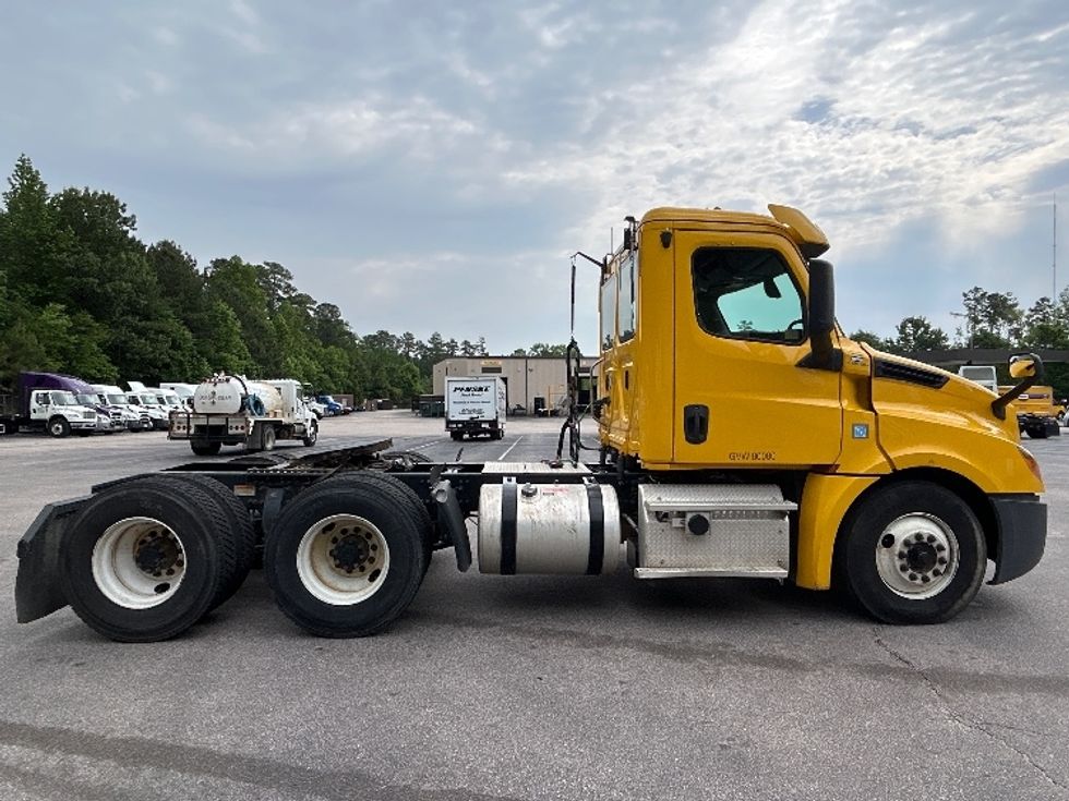 Day Cab Tractor-Heavy Duty Tractors-Freightliner-2019-T12664ST-Charlotte-NC-140,090\n\t\tmiles-$ 71,000 - Image 8