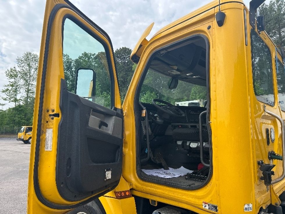 Day Cab Tractor-Heavy Duty Tractors-Freightliner-2019-T12664ST-Charlotte-NC-140,090\n\t\tmiles-$ 71,000 - Image 9