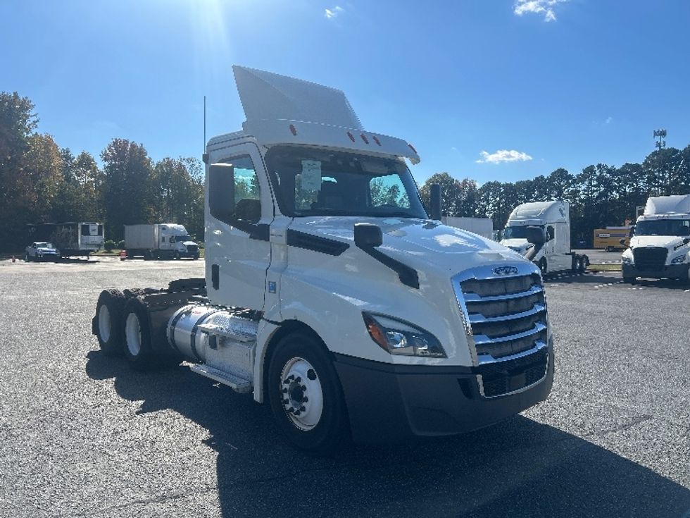 Day Cab Tractor-Heavy Duty Tractors-Freightliner-2019-T12664ST-Charlotte-NC-368,808\n\t\tmiles-$ 46,750 - Image 1