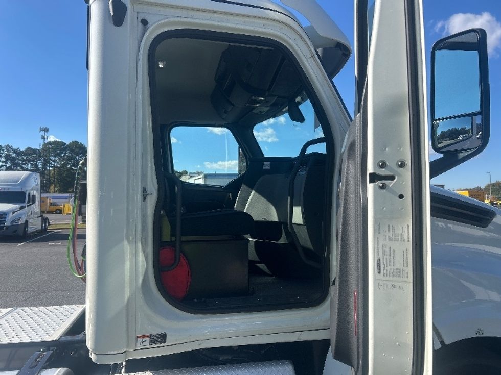 Day Cab Tractor-Heavy Duty Tractors-Freightliner-2019-T12664ST-Charlotte-NC-368,808\n\t\tmiles-$ 46,750 - Image 12