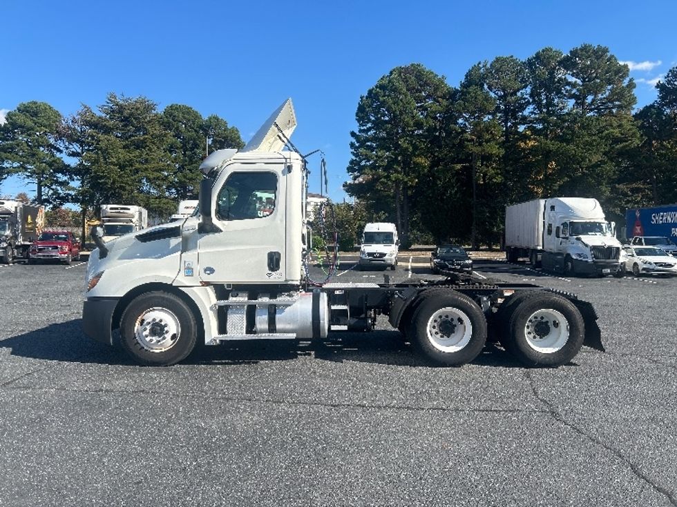 Day Cab Tractor-Heavy Duty Tractors-Freightliner-2019-T12664ST-Charlotte-NC-368,808\n\t\tmiles-$ 46,750 - Image 4