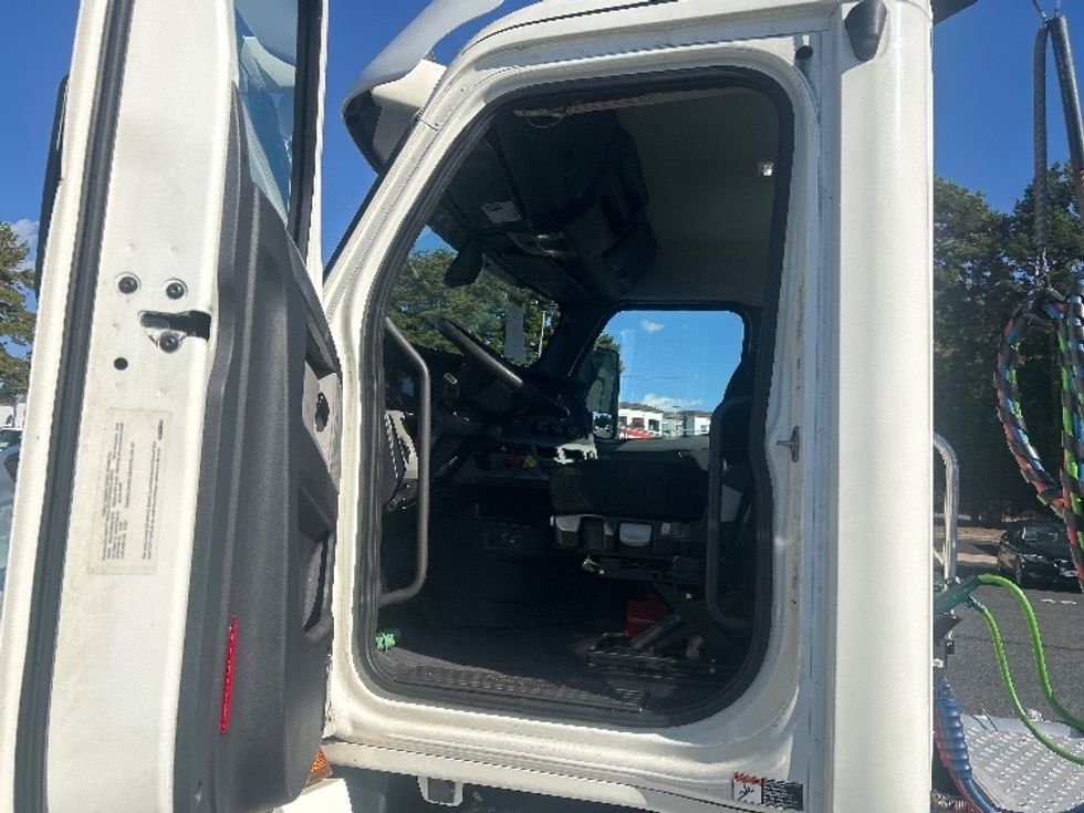Day Cab Tractor-Heavy Duty Tractors-Freightliner-2019-T12664ST-Charlotte-NC-368,808\n\t\tmiles-$ 46,750 - Image 9