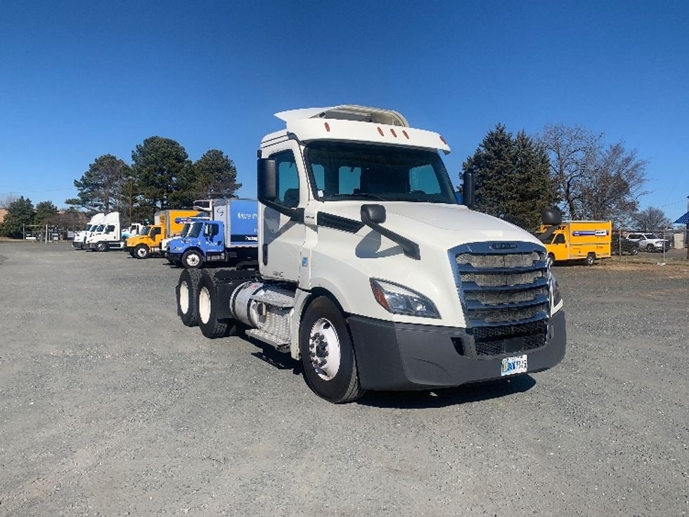 Day Cab Tractor-Heavy Duty Tractors-Freightliner-2019-T12664ST-Charlotte-NC-386,000\n\t\tmiles-$ 45,000 - Image 1