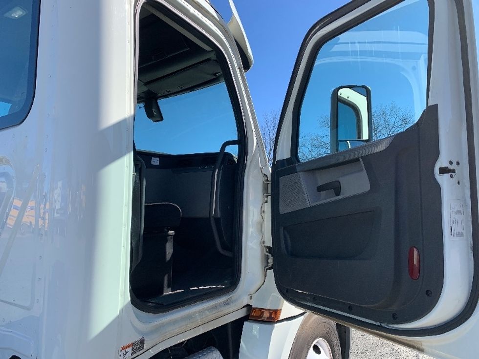 Day Cab Tractor-Heavy Duty Tractors-Freightliner-2019-T12664ST-Charlotte-NC-386,000\n\t\tmiles-$ 45,000 - Image 12