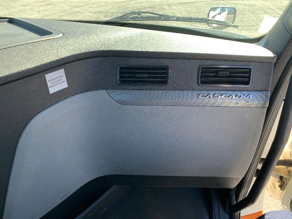 Day Cab Tractor-Heavy Duty Tractors-Freightliner-2019-T12664ST-Charlotte-NC-386,000\n\t\tmiles-$ 45,000 - Image 13