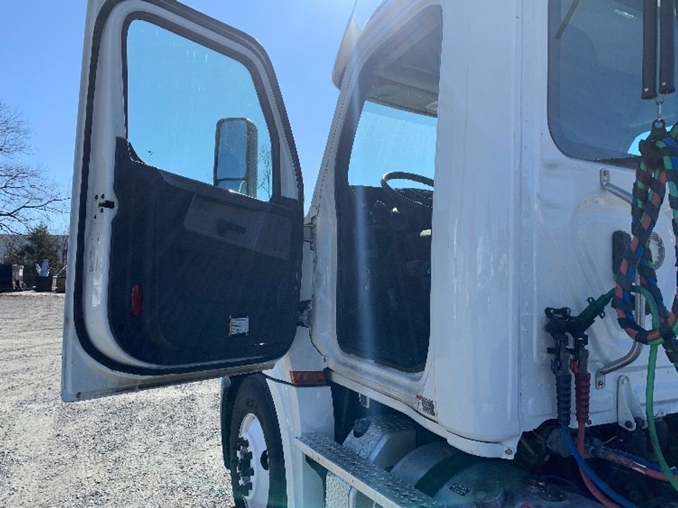 Day Cab Tractor-Heavy Duty Tractors-Freightliner-2019-T12664ST-Charlotte-NC-386,000\n\t\tmiles-$ 45,000 - Image 9