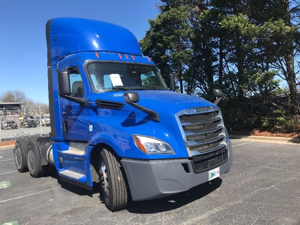 Day Cab Tractor-Heavy Duty Tractors-Freightliner-2019-T12664ST-Charlotte-NC-446,864\n\t\tmiles-$ 41,500 - Image 1