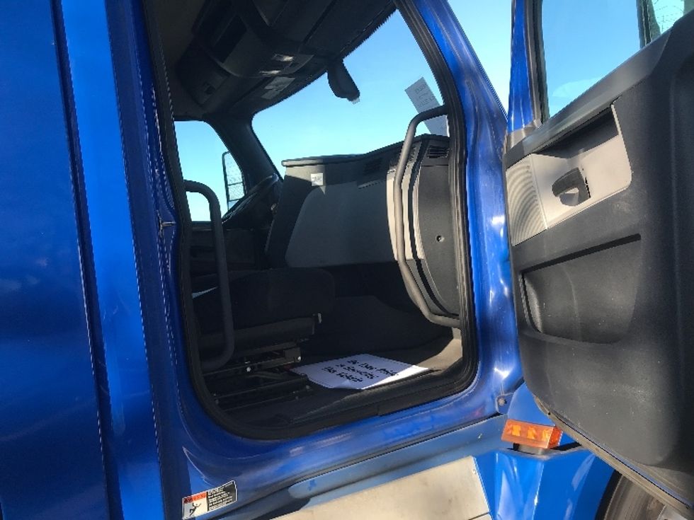Day Cab Tractor-Heavy Duty Tractors-Freightliner-2019-T12664ST-Charlotte-NC-446,864\n\t\tmiles-$ 41,500 - Image 12