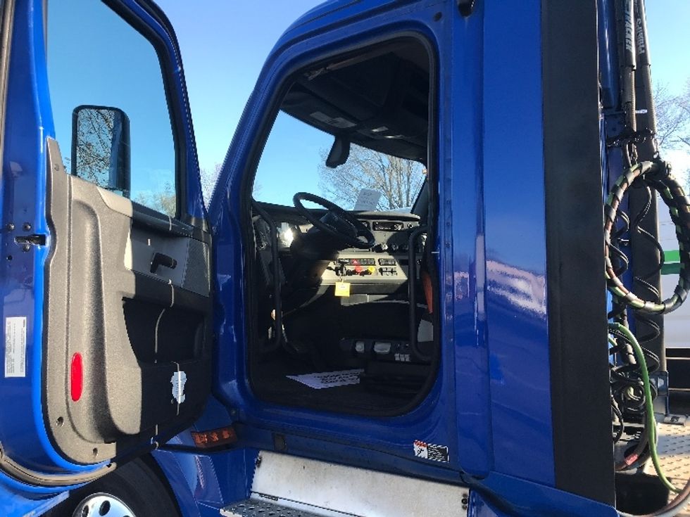 Day Cab Tractor-Heavy Duty Tractors-Freightliner-2019-T12664ST-Charlotte-NC-446,864\n\t\tmiles-$ 41,500 - Image 9