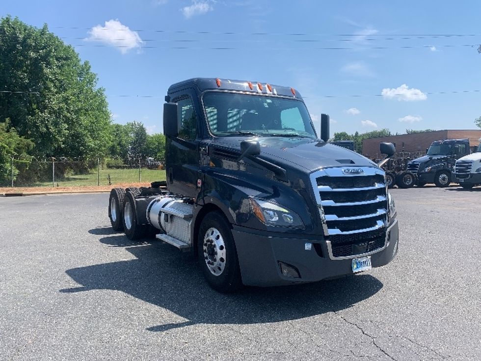 Day Cab Tractor-Heavy Duty Tractors-Freightliner-2019-T12664ST-Charlotte-NC-478,389\n\t\tmiles-$ 44,250 - Image 1