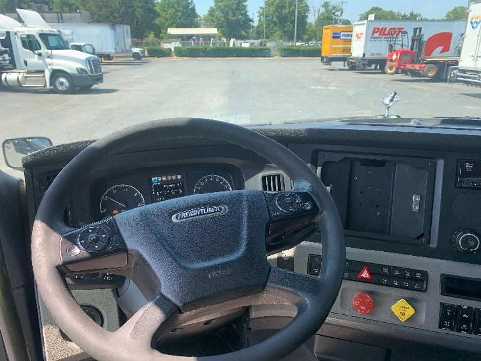 Day Cab Tractor-Heavy Duty Tractors-Freightliner-2019-T12664ST-Charlotte-NC-478,389\n\t\tmiles-$ 44,250 - Image 10