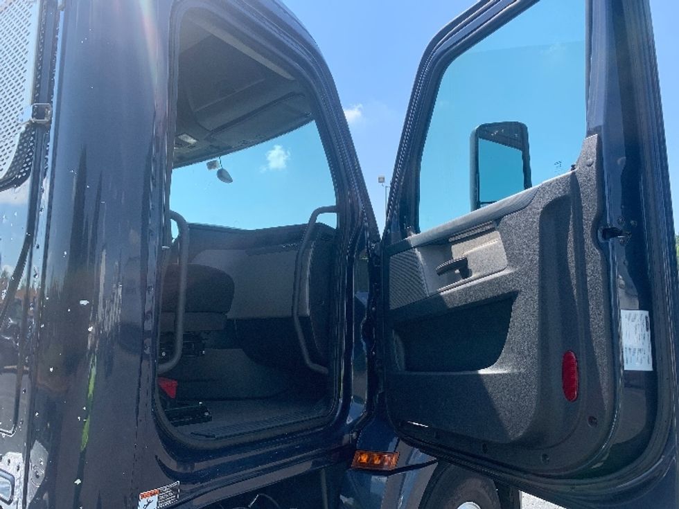 Day Cab Tractor-Heavy Duty Tractors-Freightliner-2019-T12664ST-Charlotte-NC-478,389\n\t\tmiles-$ 44,250 - Image 11