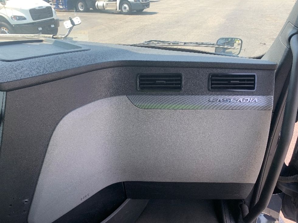Day Cab Tractor-Heavy Duty Tractors-Freightliner-2019-T12664ST-Charlotte-NC-478,389\n\t\tmiles-$ 44,250 - Image 12