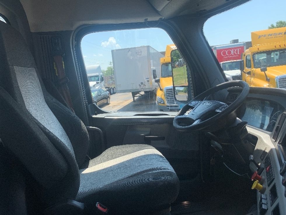 Day Cab Tractor-Heavy Duty Tractors-Freightliner-2019-T12664ST-Charlotte-NC-478,389\n\t\tmiles-$ 44,250 - Image 13