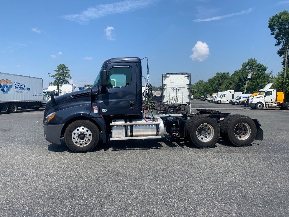 Day Cab Tractor-Heavy Duty Tractors-Freightliner-2019-T12664ST-Charlotte-NC-478,389\n\t\tmiles-$ 44,250 - Image 4