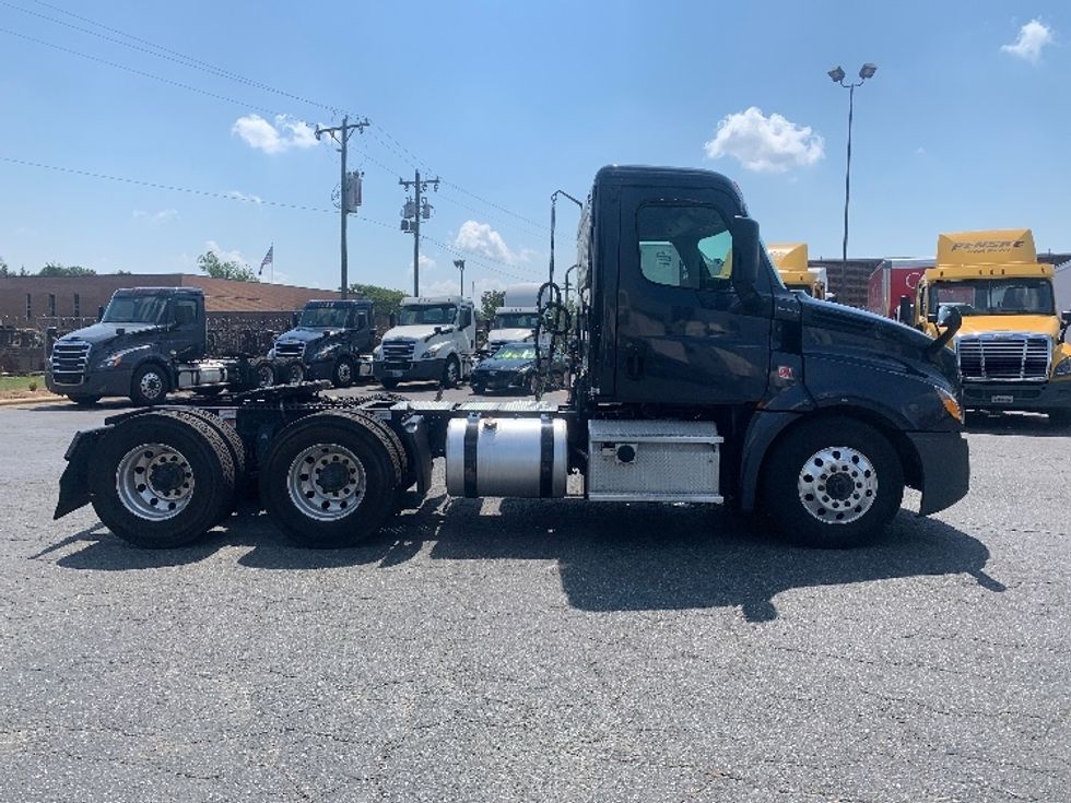 Day Cab Tractor-Heavy Duty Tractors-Freightliner-2019-T12664ST-Charlotte-NC-478,389\n\t\tmiles-$ 44,250 - Image 7