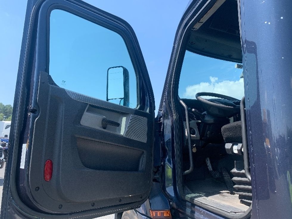 Day Cab Tractor-Heavy Duty Tractors-Freightliner-2019-T12664ST-Charlotte-NC-478,389\n\t\tmiles-$ 44,250 - Image 8