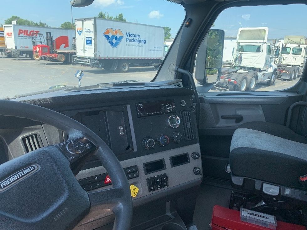 Day Cab Tractor-Heavy Duty Tractors-Freightliner-2019-T12664ST-Charlotte-NC-478,389\n\t\tmiles-$ 44,250 - Image 9