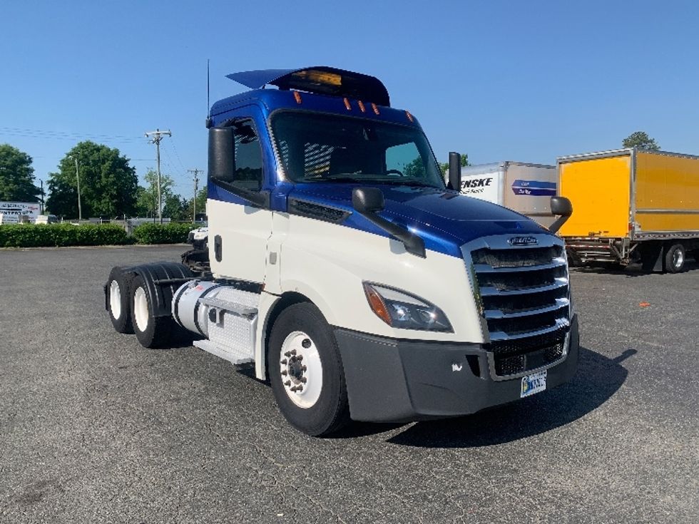 Day Cab Tractor-Heavy Duty Tractors-Freightliner-2019-T12664ST-Charlotte-NC-491,000\n\t\tmiles-$ 43,000 - Image 1