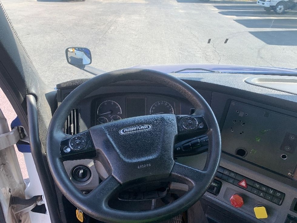 Day Cab Tractor-Heavy Duty Tractors-Freightliner-2019-T12664ST-Charlotte-NC-491,000\n\t\tmiles-$ 43,000 - Image 11