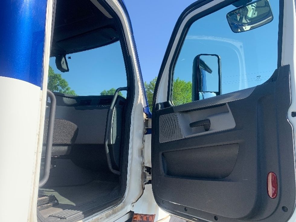 Day Cab Tractor-Heavy Duty Tractors-Freightliner-2019-T12664ST-Charlotte-NC-491,000\n\t\tmiles-$ 43,000 - Image 12