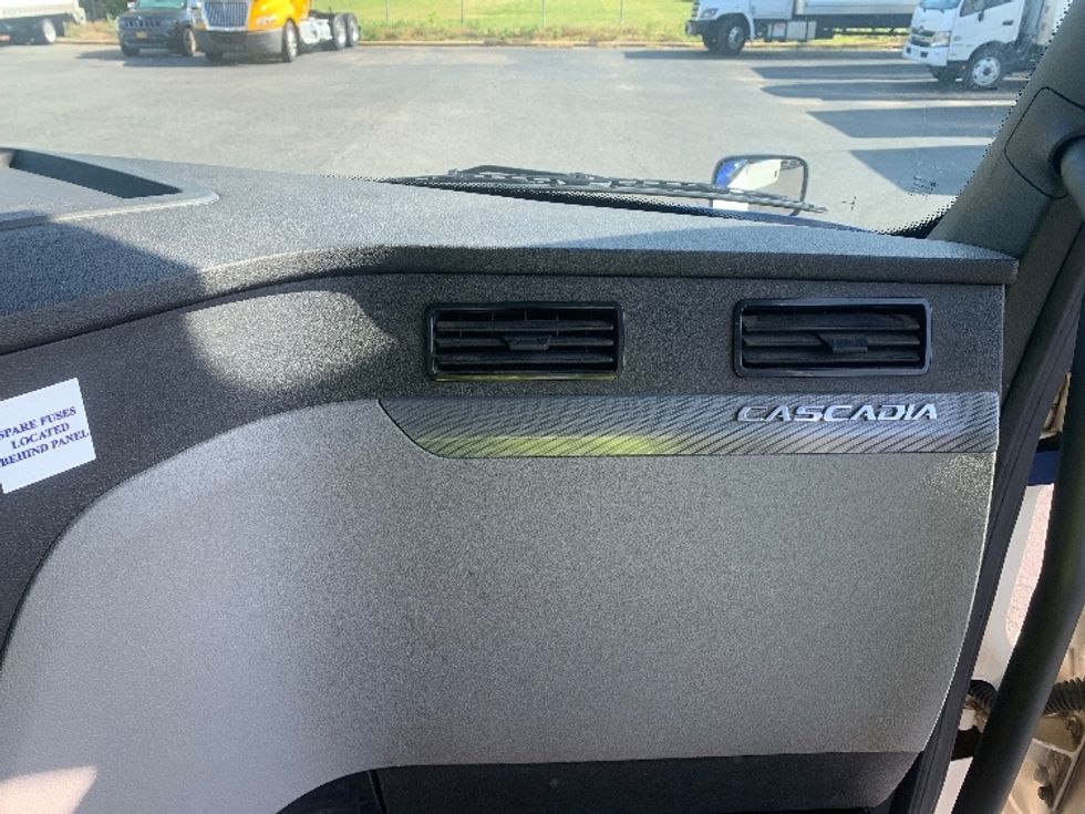 Day Cab Tractor-Heavy Duty Tractors-Freightliner-2019-T12664ST-Charlotte-NC-491,000\n\t\tmiles-$ 43,000 - Image 13