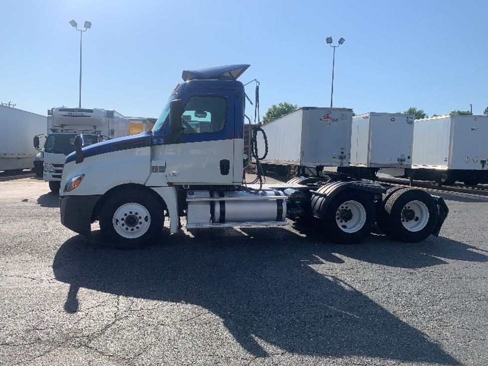Day Cab Tractor-Heavy Duty Tractors-Freightliner-2019-T12664ST-Charlotte-NC-491,000\n\t\tmiles-$ 43,000 - Image 4
