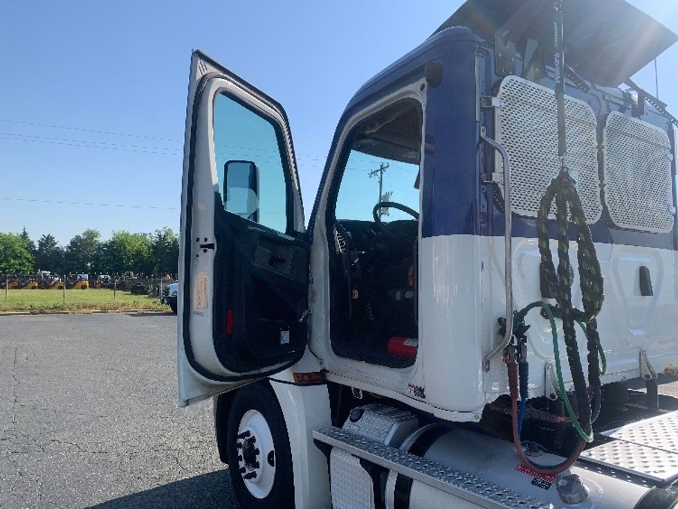 Day Cab Tractor-Heavy Duty Tractors-Freightliner-2019-T12664ST-Charlotte-NC-491,000\n\t\tmiles-$ 43,000 - Image 9
