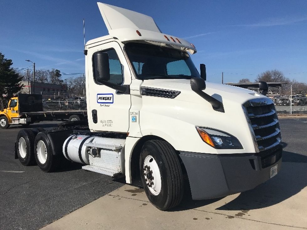 Day Cab Tractor-Heavy Duty Tractors-Freightliner-2019-T12664ST-Charlotte-NC-500,527\n\t\tmiles-$ 39,250 - Image 1
