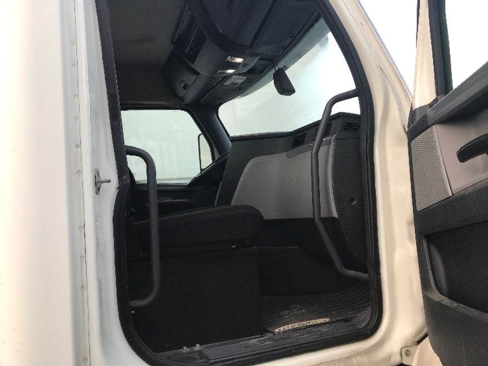 Day Cab Tractor-Heavy Duty Tractors-Freightliner-2019-T12664ST-Charlotte-NC-500,527\n\t\tmiles-$ 39,250 - Image 12