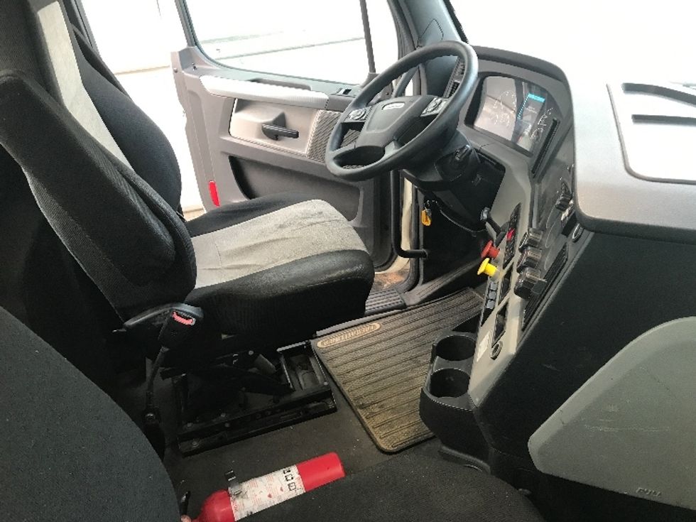 Day Cab Tractor-Heavy Duty Tractors-Freightliner-2019-T12664ST-Charlotte-NC-500,527\n\t\tmiles-$ 39,250 - Image 14