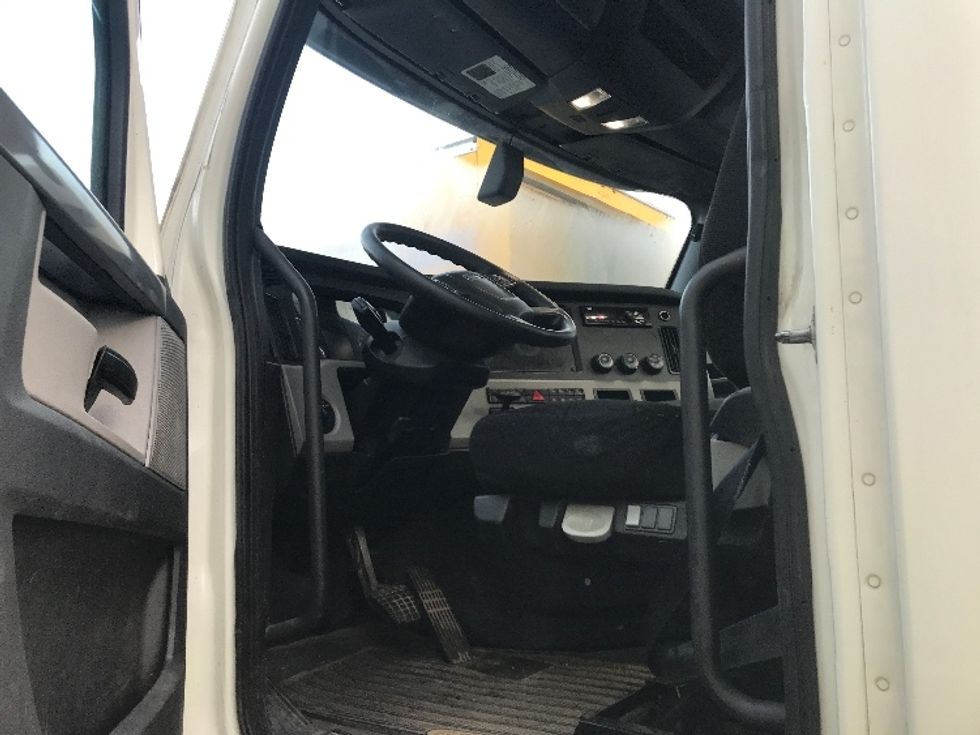 Day Cab Tractor-Heavy Duty Tractors-Freightliner-2019-T12664ST-Charlotte-NC-500,527\n\t\tmiles-$ 39,250 - Image 9